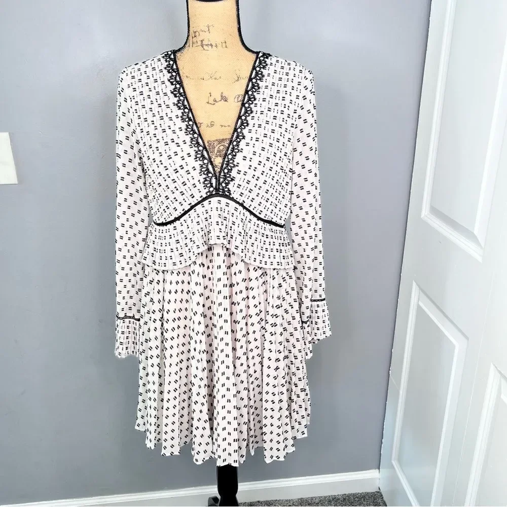 Sz M Chelsea & Violet White& Black Dress $79 MSRP